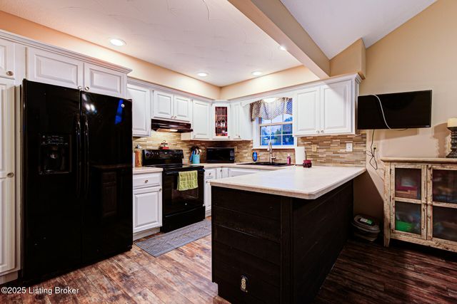 390 Shadowlawn Dr, Louisville, KY 40229