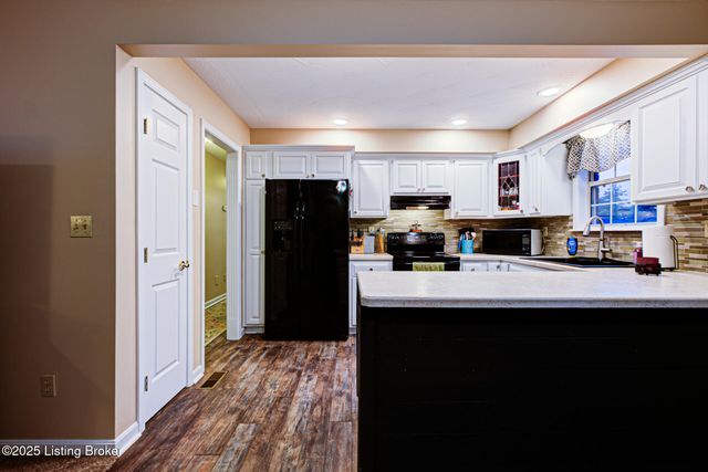 390 Shadowlawn Dr, Louisville, KY 40229