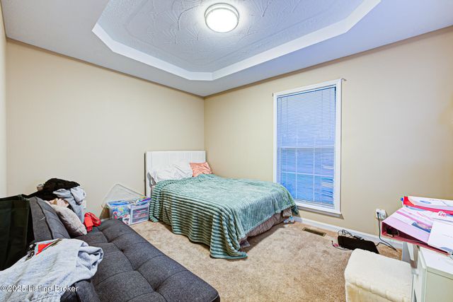 390 Shadowlawn Dr, Louisville, KY 40229