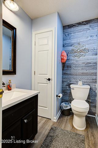 390 Shadowlawn Dr, Louisville, KY 40229