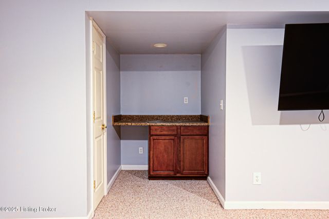 390 Shadowlawn Dr, Louisville, KY 40229