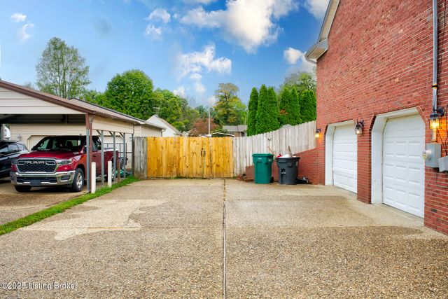 390 Shadowlawn Dr, Louisville, KY 40229