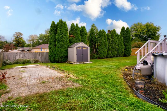 390 Shadowlawn Dr, Louisville, KY 40229