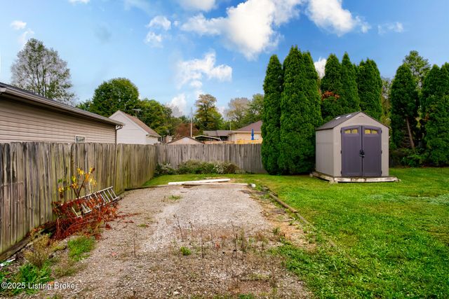 390 Shadowlawn Dr, Louisville, KY 40229