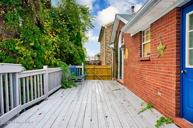 390 Shadowlawn Dr, Louisville, KY 40229