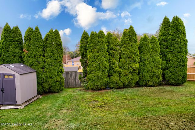 390 Shadowlawn Dr, Louisville, KY 40229