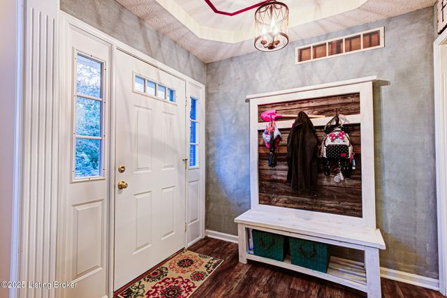 390 Shadowlawn Dr, Louisville, KY 40229