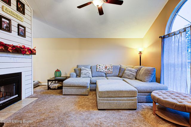 390 Shadowlawn Dr, Louisville, KY 40229