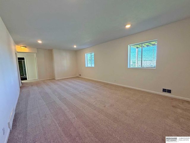 6815 S 164th Circle, Omaha, NE 68135
