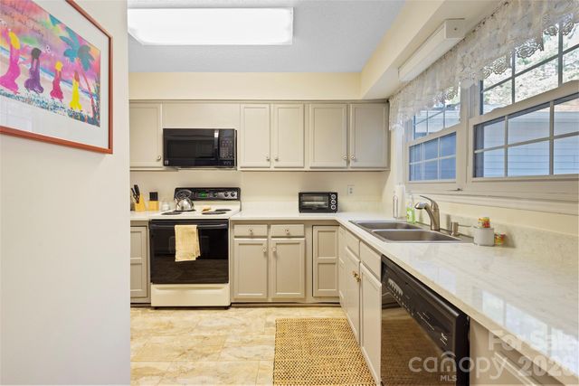 116 Lakeview Court, Brevard, NC 28712