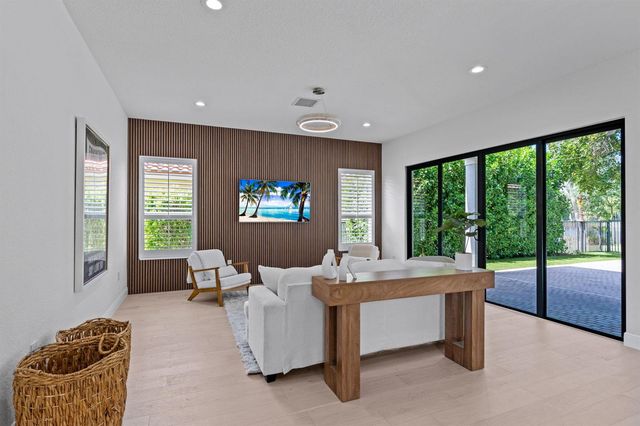9705 Napoli Woods Lane, Delray Beach, FL 33446