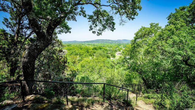 1121 Bradstreet, Canyon Lake, TX 78133