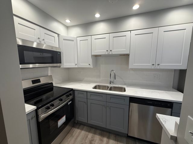 744 W GORDON Terrace 104, Chicago, IL 60613