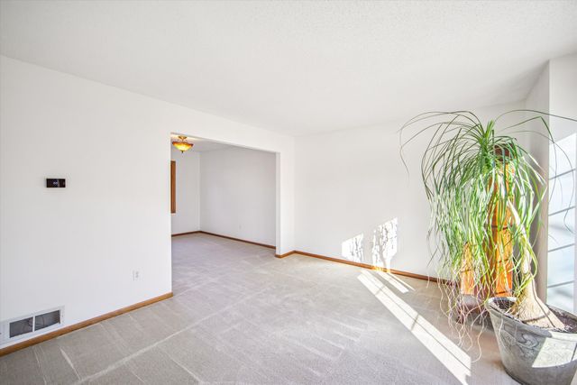 7123 N Valley Drive, Urbandale, IA 50322