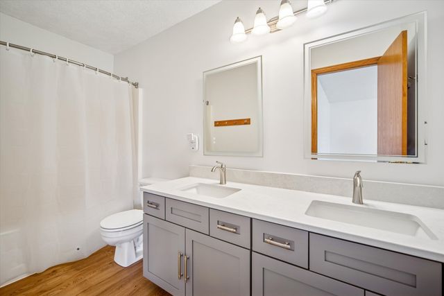 7123 N Valley Drive, Urbandale, IA 50322