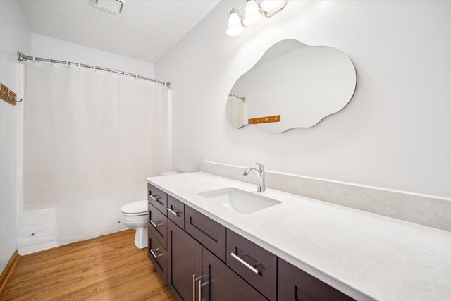 7123 N Valley Drive, Urbandale, IA 50322