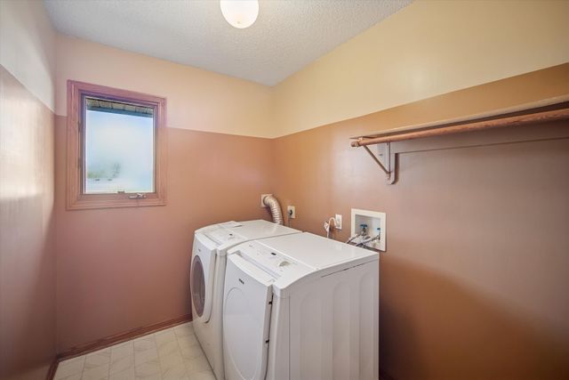 7123 N Valley Drive, Urbandale, IA 50322