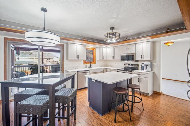 7123 N Valley Drive, Urbandale, IA 50322