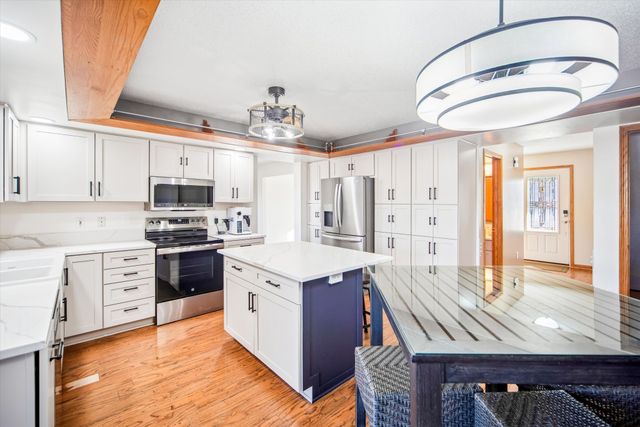 7123 N Valley Drive, Urbandale, IA 50322