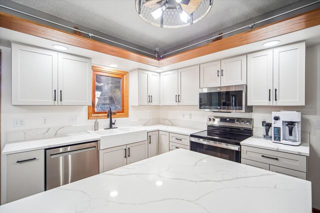 7123 N Valley Drive, Urbandale, IA 50322