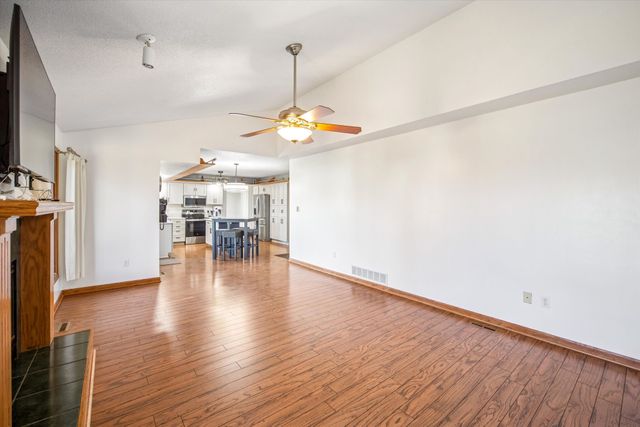 7123 N Valley Drive, Urbandale, IA 50322