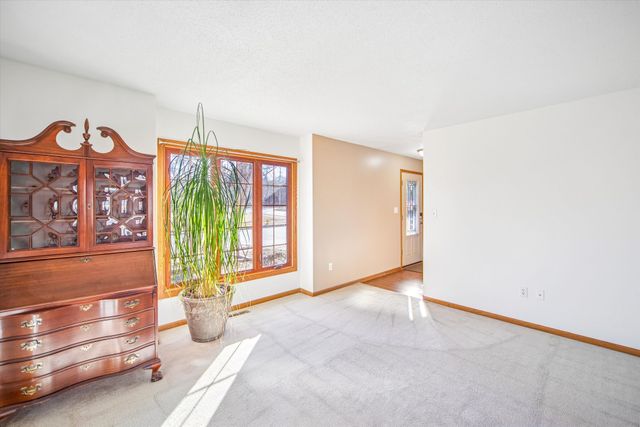 7123 N Valley Drive, Urbandale, IA 50322