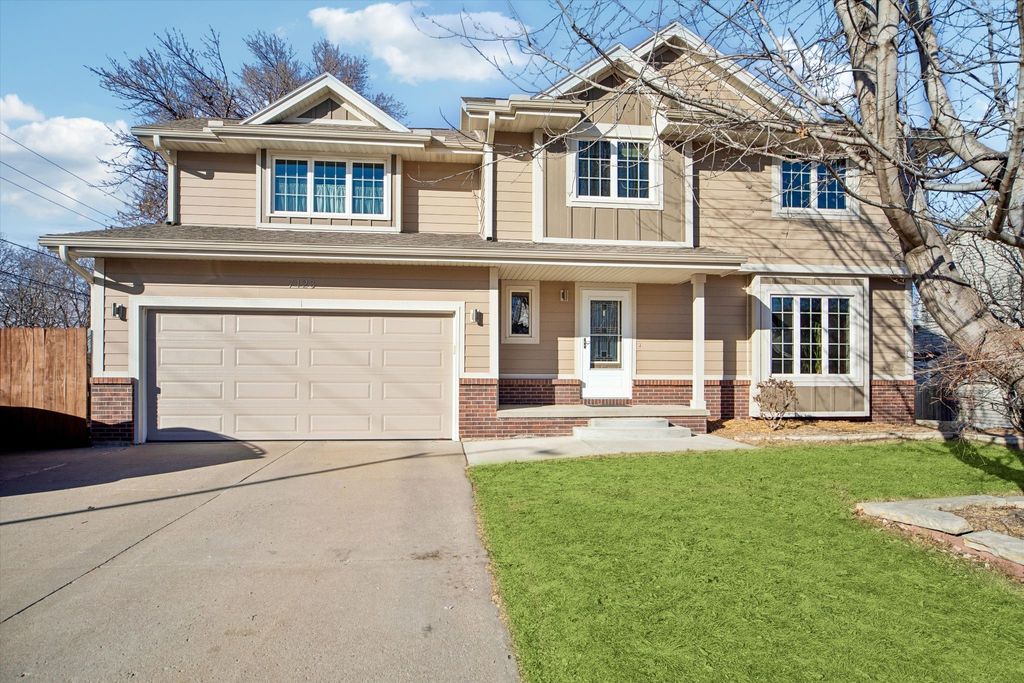 7123 N Valley Drive, Urbandale, IA 50322