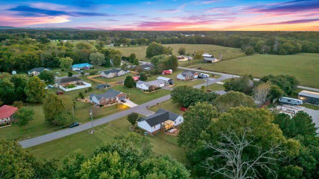 584 Fairview Cir, Winchester, TN 37398