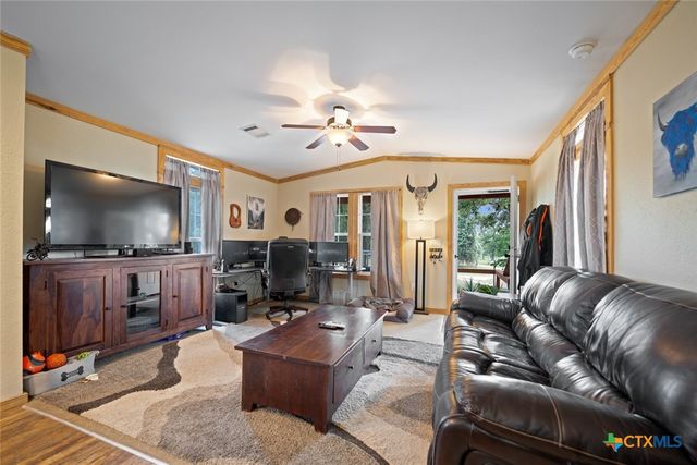 190 Turnaround Road, Seguin, TX 78155