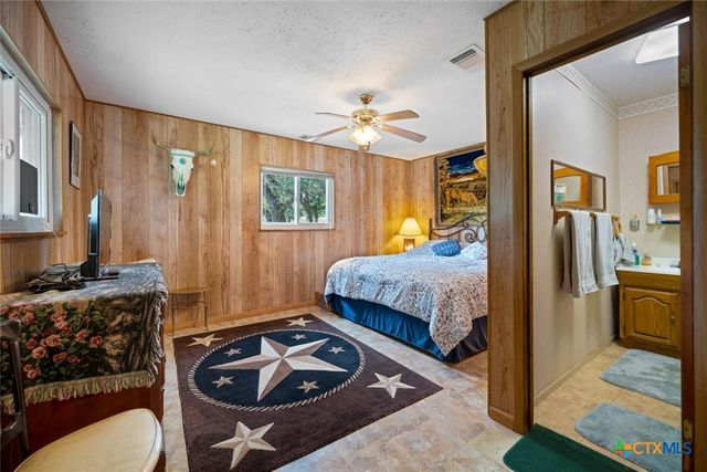 190 Turnaround Road, Seguin, TX 78155