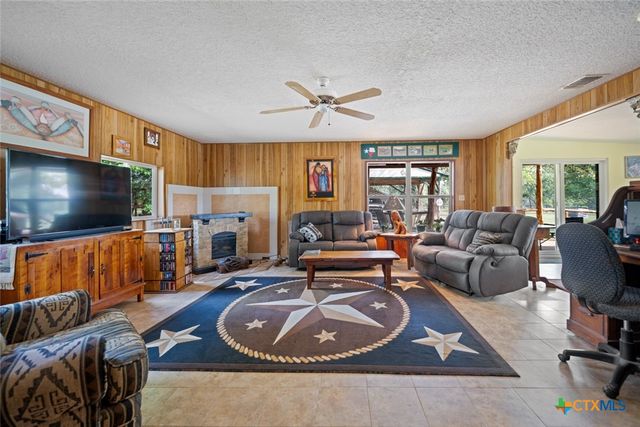 190 Turnaround Road, Seguin, TX 78155