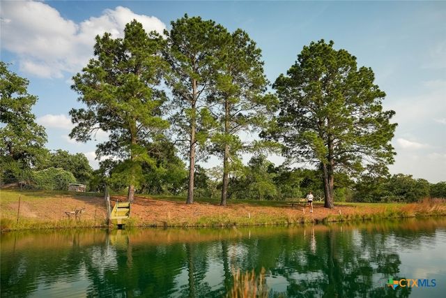 190 Turnaround Road, Seguin, TX 78155