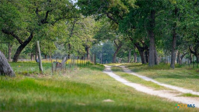 190 Turnaround Road, Seguin, TX 78155