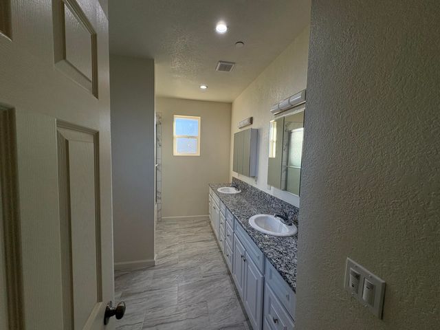 394 S Camelia Avenue, Farmersville, CA 93223