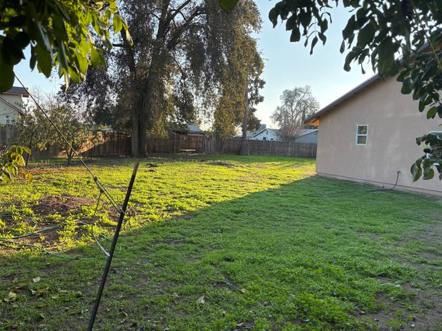 394 S Camelia Avenue, Farmersville, CA 93223