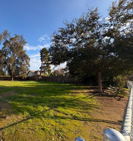 394 S Camelia Avenue, Farmersville, CA 93223