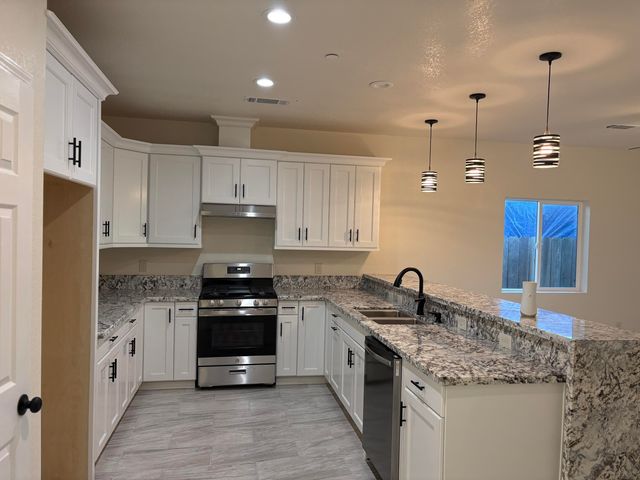 394 S Camelia Avenue, Farmersville, CA 93223