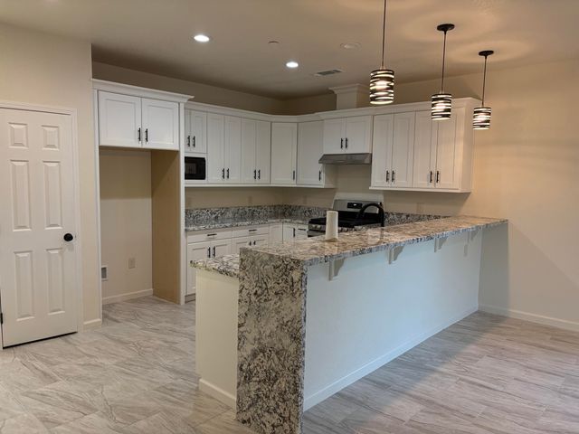 394 S Camelia Avenue, Farmersville, CA 93223