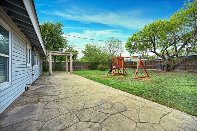 1607 Crosby St, Portland, TX 78374