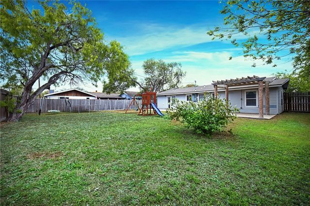 1607 Crosby St, Portland, TX 78374