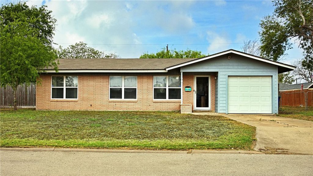 1607 Crosby St, Portland, TX 78374