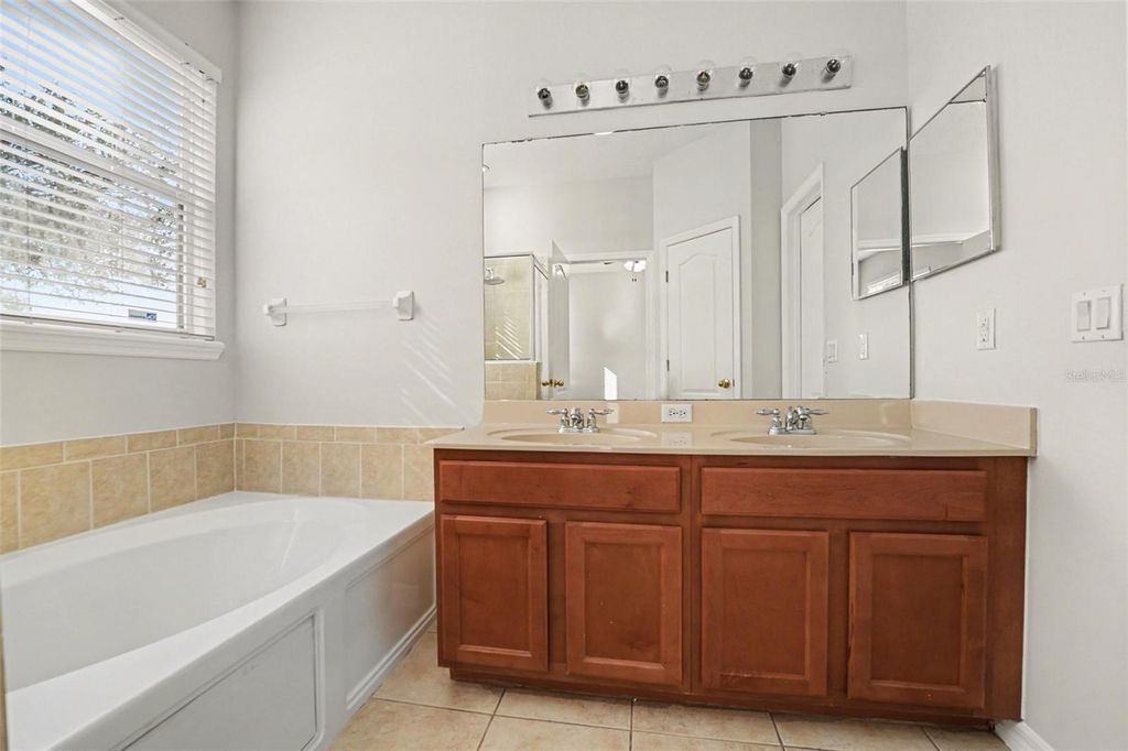 Image 24 of property listing at 3120 STONINGTON RUN, Kissimmee, FL 34746