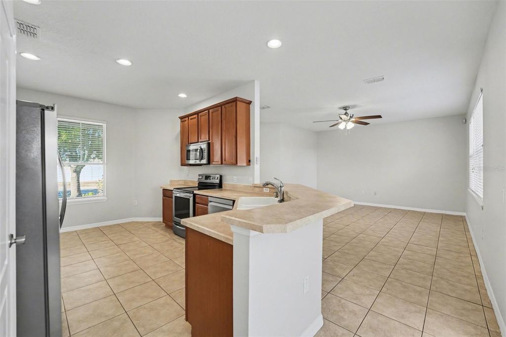 Image 10 of property listing at 3120 STONINGTON RUN, Kissimmee, FL 34746