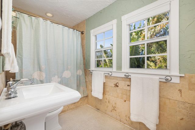 137 Edgewood Drive, West Palm Beach, FL 33405