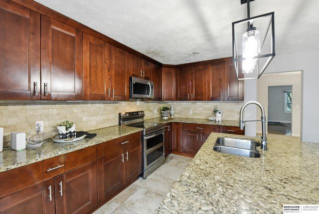 8222 Gold Street, Omaha, NE 68124