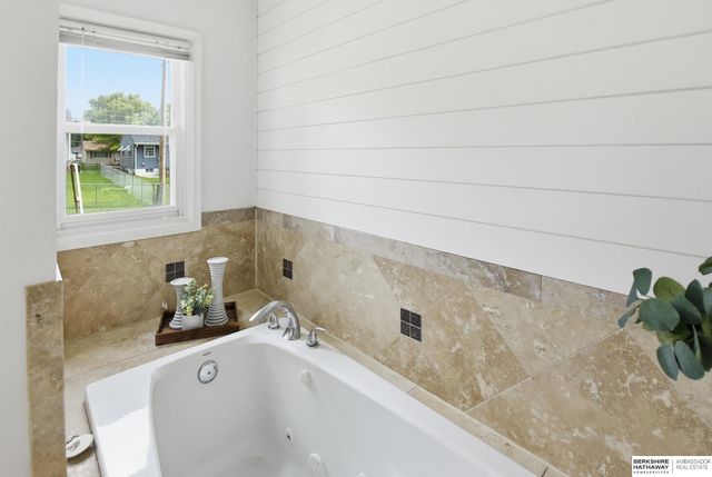 8222 Gold Street, Omaha, NE 68124