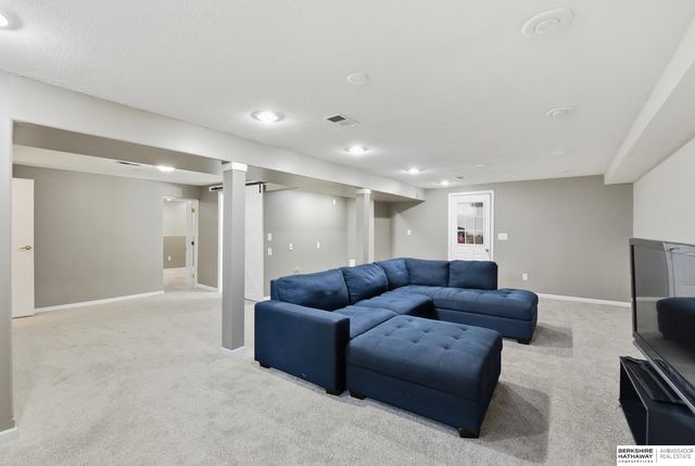 8222 Gold Street, Omaha, NE 68124