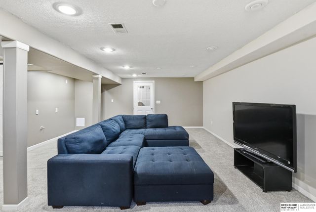 8222 Gold Street, Omaha, NE 68124