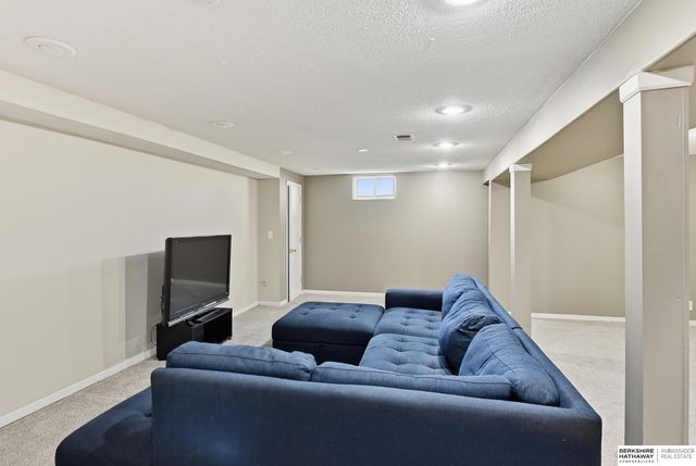 8222 Gold Street, Omaha, NE 68124