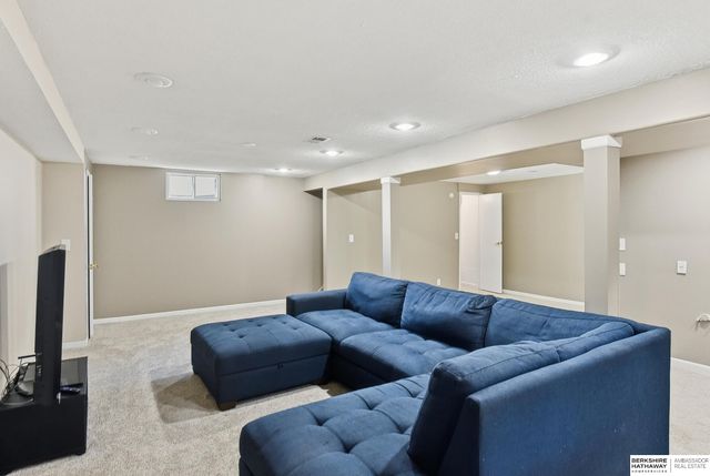 8222 Gold Street, Omaha, NE 68124